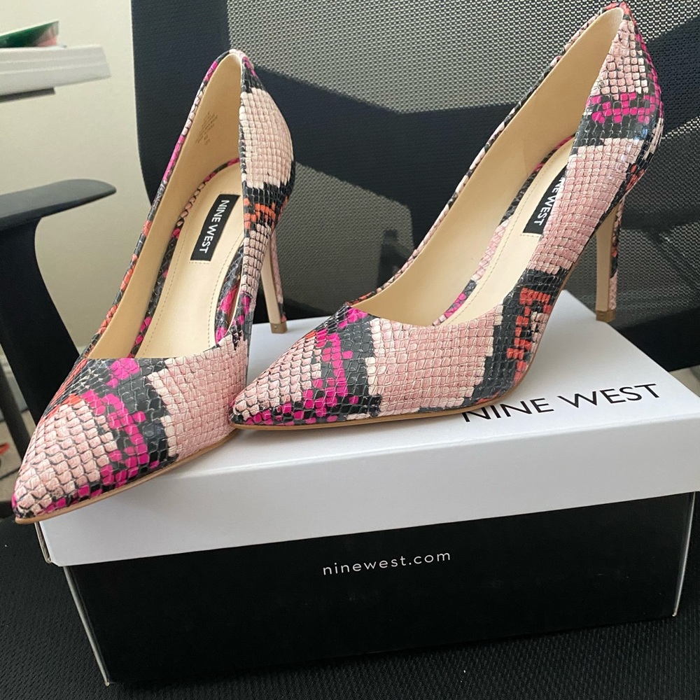 NEW Nine West women size 5 1/2 high heel leather